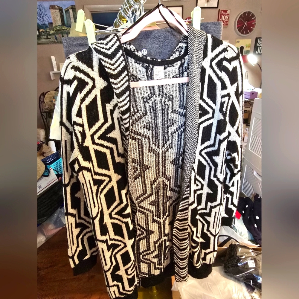 Small+ NEW DIVIDED H&M Blk/Wht Hooded Cardigan 22.5-25"Ptp 33"Long 3/4 Slvs Open